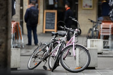 Münih 'te park halindeki bisikletler (Almanya)
