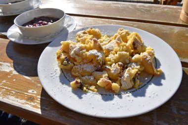 Kaiserschmarrn, ayrıca Kaiserschmarren olarak da bilinir, krep hamurundan yapılan bir hazırlıktır ve Avusturya mutfağının en iyi bilinen yemeklerinden biridir..