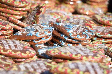 Pazar günü Gmunden 'de Liebstatt' ta zencefilli kurabiye kalpleri