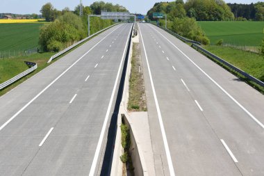 Corona krizi - Laakirchen yakınlarındaki neredeyse boş A1 otoyolu (Gmunden ilçesi, Yukarı Avusturya, Avusturya) -