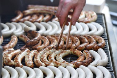 Izgaradaki sosisler yaz aylarında Avusturyalıların en sevdiği etkinliktir..