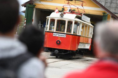 Gmunden 'deki nostaljik tramvay, Gmunden' deki tramvay tren istasyonunu şehir merkezine bağlar. Demiryolu 13 Ağustos 1894 'te açıldı. Bu arada uzatılmış ve Vorchdorf 'a Traunseetram adı altında yürütülmüştür..