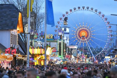 Ekim Festivali Münih 'te (Bavyera, Almanya, Avrupa). Bu festival dünyanın en büyük halk festivali ve bira festivali ve her sonbaharda gerçekleştiriliyor..
