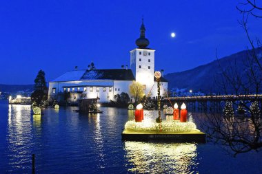 Gmunden 'deki Traunsee Gölü' ndeki Schloesseradvent Noel pazarı (Yukarı Avusturya, Avusturya) Avusturya 'nın en güzel pazarlarından biridir..