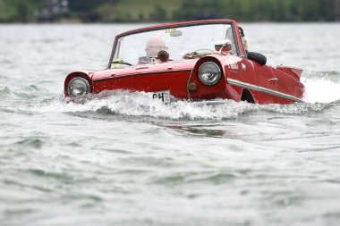 Her yıl Haziran 'ın bir haftasonu Salzkammergut' ta Avrupa 'nın dört bir yanından yüzen araba sahipleri ve amfibik araçlar Mondsee' de buluşur.)