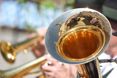 Tenor kornası üç ya da dört kapakçığı olan büyük ölçekli bir pirinç enstrümandır..