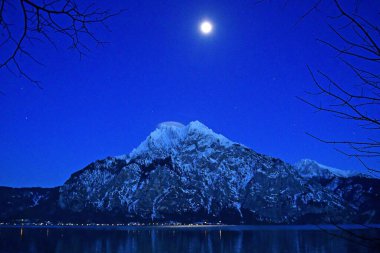 Traunstein - Salzkammergut 'ta (Yukarı Avusturya, Avusturya) çarpıcı bir dağ iken mavi saat ve dolunay