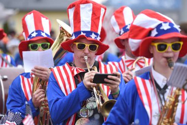 Salzkammergut 'taki karnaval - hala düzgünce kutlanıyor - bir karnaval etkinliğinde bir Amerikan bandosu (Yukarı Avusturya, Avusturya).