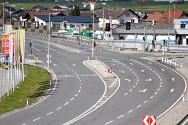 Corona krizi - Gmunden 'de neredeyse arabasız federal yollar ve kavşaklar (Gmunden ilçesi, Yukarı Avusturya, Avusturya) -