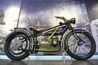 Münih 'teki BMW Müzesi (Bavyera, Almanya) kült markası BMW' nin ve motosikletlerinin, arabalarının ve yarış arabalarının tüm tarihini göstermektedir.