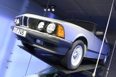 Münih 'teki BMW Müzesi (Bavyera, Almanya) kült markası BMW' nin ve motosikletlerinin, arabalarının ve yarış arabalarının tüm tarihini göstermektedir.