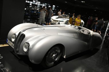 Münih 'teki BMW Müzesi (Bavyera, Almanya) kült markası BMW' nin ve motosikletlerinin, arabalarının ve yarış arabalarının tüm tarihini göstermektedir.
