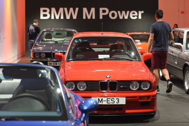 Münih 'teki BMW Müzesi (Bavyera, Almanya) kült markası BMW' nin ve motosikletlerinin, arabalarının ve yarış arabalarının tüm tarihini göstermektedir.