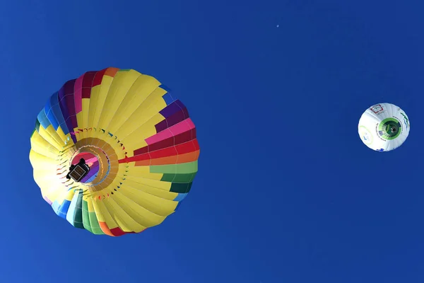 Zwei Luftballons Blauen Himmel — Stockfoto