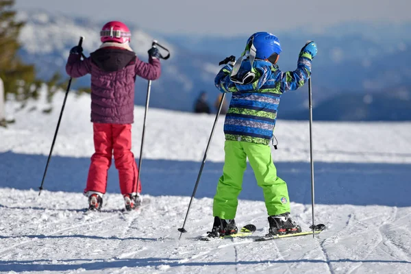 Feuerkogel滑雪区 奥地利上奥地利Gmunden区Ebensee Salzkammergut 的滑雪者 — 图库照片