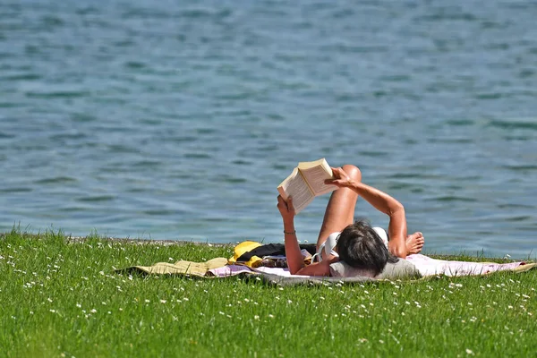 Genieten Van Zon Zonnebaden Aan Het Water Het Salzkammergut Opper — Stockfoto