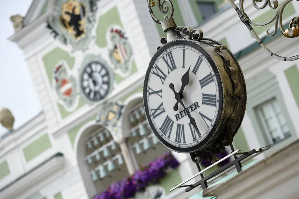 Gmunden的历史钟 在它的后面是市政厅的钟 上奥地利Gmunden区 两个钟表显示的时间不一样 — 图库照片