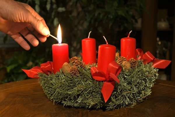 Dört mumlu Advent çelengi Avusturya 'da Noel öncesi dönemde eski bir gelenektir. Advent 'te her pazar bir mum daha yanıyor.