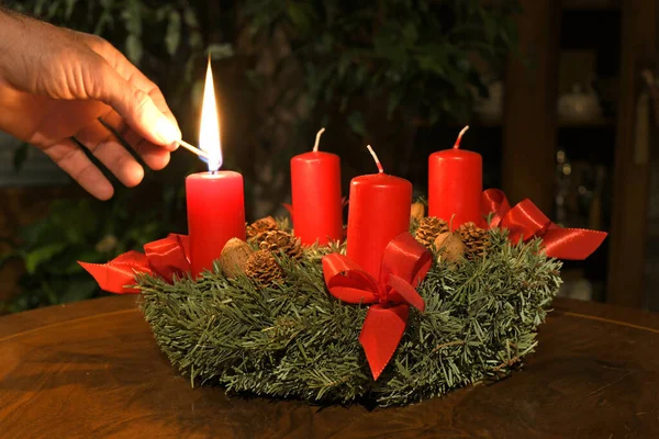 Dört mumlu Advent çelengi Avusturya 'da Noel öncesi dönemde eski bir gelenektir. Advent 'te her pazar bir mum daha yanıyor.