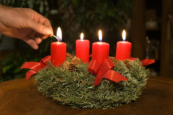 Dört mumlu Advent çelengi Avusturya 'da Noel öncesi dönemde eski bir gelenektir. Advent 'te her pazar bir mum daha yanıyor.