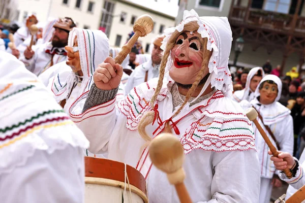 Salzkammergut的狂欢节 鼓手是发生在施蒂里亚的澳大利亚狂欢节中的一个群体 传统上所有鼓手都是男性 戴着女性面具 身穿白色长袍 — 图库照片