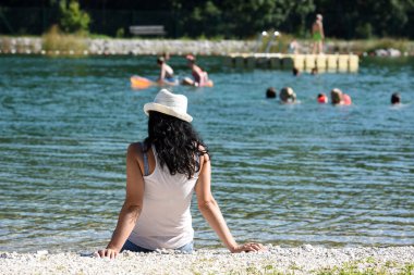 Güneşlenmenin ve Salzkammergut 'ta suyun kenarında güneşlenmenin tadını çıkarmak (Yukarı Avusturya)) -