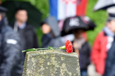 Ebensee toplama kampı Yukarı Avusturya 'daki Ebensee belediyesinde bulunan Mauthausen toplama kampının sel baskınıydı. Mahkumlar yeraltı roketleri üretmek için dağa tüneller açmak için kullanıldı.
