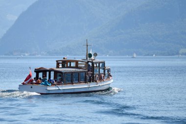 Traunsee Gölü 'ndeki yolcu gemisi 191 metre derinliğinde Avusturya' nın en derin gölüdür..