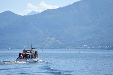Traunsee Gölü 'ndeki yolcu gemisi 191 metre derinliğinde Avusturya' nın en derin gölüdür..