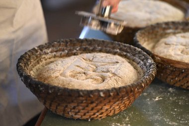 Fırına konmadan önce ekmek hamuru konserve kutusuna konur..