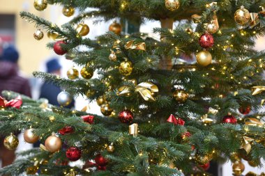Bad Ischl (Gmunden İlçesi, Yukarı Avusturya) yaya bölgesinde Noel ağacı)