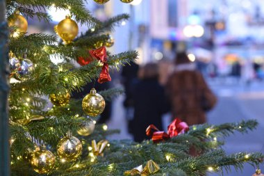 Bad Ischl (Gmunden İlçesi, Yukarı Avusturya) yaya bölgesinde Noel ağacı)