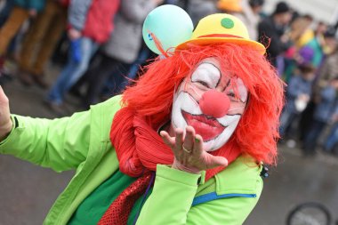 Salzkammergut 'taki karnaval - hala düzgünce kutlanıyor - karnaval geçidi olan bir palyaço (Yukarı Avusturya, Avusturya)