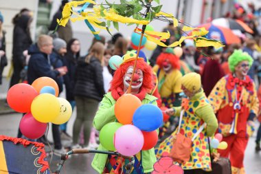 Salzkammergut 'taki karnaval - hala düzgünce kutlanıyor - karnaval geçidi olan bir palyaço (Yukarı Avusturya, Avusturya)