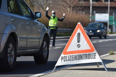 Corona krizi - polis kontrolleri- çıkış kısıtlamaları Avusturya polisi tarafından kontrol ediliyor (Gmunden bölgesi, Yukarı Avusturya, Avusturya)