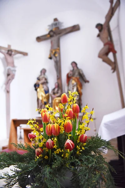 Ostrern Deki Birçok Kilise Bahar Çiçekleriyle Süslenmiştir Durumda Bir Buket — Stok fotoğraf