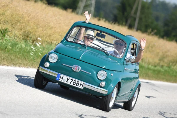 毎年7月上旬には Puch 500 Fiat 500 Steyer Fiat 500のファンは 古い車を提示するためにオーストリアのVorkdorfで会います — ストック写真