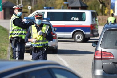 Corona krizi - polis kontrolleri- çıkış kısıtlamaları Avusturya polisi tarafından kontrol ediliyor (Gmunden bölgesi, Yukarı Avusturya, Avusturya)