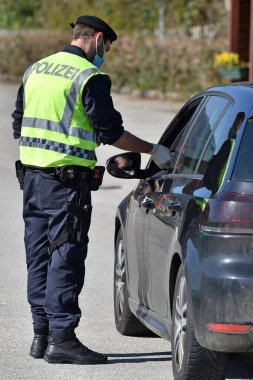 Corona krizi - polis kontrolleri- çıkış kısıtlamaları Avusturya polisi tarafından kontrol ediliyor (Gmunden bölgesi, Yukarı Avusturya, Avusturya)