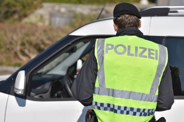 Corona krizi - polis kontrolleri- çıkış kısıtlamaları Avusturya polisi tarafından kontrol ediliyor (Gmunden bölgesi, Yukarı Avusturya, Avusturya)