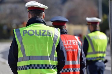 Corona krizi - polis kontrolleri- çıkış kısıtlamaları Avusturya polisi tarafından kontrol ediliyor (Gmunden bölgesi, Yukarı Avusturya, Avusturya)