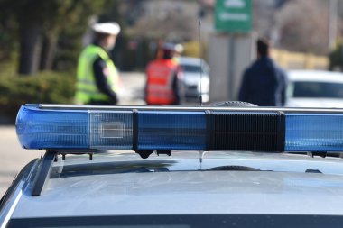 Corona krizi - polis kontrolleri- çıkış kısıtlamaları Avusturya polisi tarafından kontrol ediliyor (Gmunden bölgesi, Yukarı Avusturya, Avusturya)