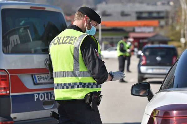 Corona Krise Polizeikontrollen Ausreisebeschränkungen Werden Österreich Von Der Polizei Kontrolliert — Stockfoto