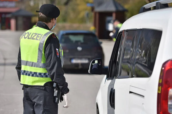コロナ危機 警察の制御 出口制限は オーストリアの警察によって制御されます Gmunden地区 上オーストリア オーストリア — ストック写真