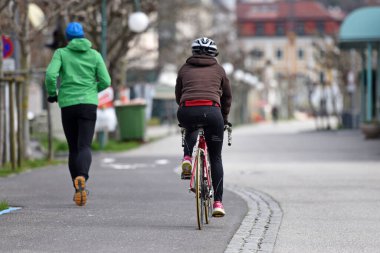 Corona krizi - Gmunden 'de neredeyse terk edilmiş bir yürüyüş alanı (Gmunden bölgesi, Yukarı Avusturya, Avusturya)
