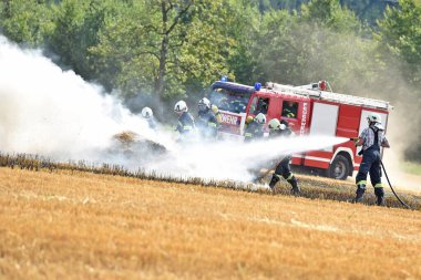 Büyük yaz sıcağından dolayı, bir alan tutuşur ve yanmaya başlar..