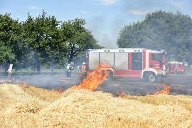 Büyük yaz sıcağından dolayı, bir alan tutuşur ve yanmaya başlar..