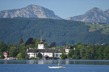 Traunsee 'deki balıkçı teknesi - Salzkammergut' taki Traunsee Gölü çok temiz bir su kütlesidir ve bu yüzden balıkçılık için çok uygundur..