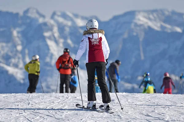 Feuerkogel滑雪区 奥地利上奥地利Gmunden区Ebensee Salzkammergut 的滑雪者 — 图库照片