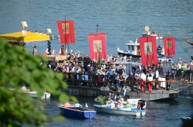 Trabzon 'daki Traunkirchen Gölü' ndeki Corpus Christi alayı (Gmunden ilçesi, Yukarı Avusturya, Avusturya) - 1632 'den beri Corpus Christi alayı, Traunsee Gölü' ndeki tekneyle yürütülür..